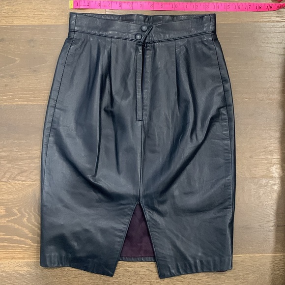 Vintage DANIER Black Leather Pencil Skirt 🖤 — Timeless & Chic - Picture 3 of 9